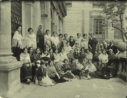 b.-Grupo de mujeres en la fachada del Ayuntamiento de Toledo