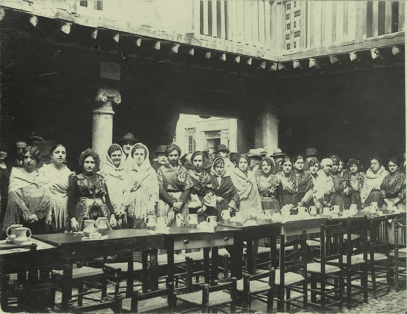 c.-Mujeres en una celebración en la Posada de la Sangre