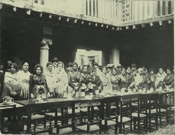 c.-Mujeres en una celebración en la Posada de la Sangre