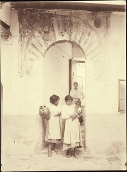 k.-Mujeres jóvenes en un patio de Toledo