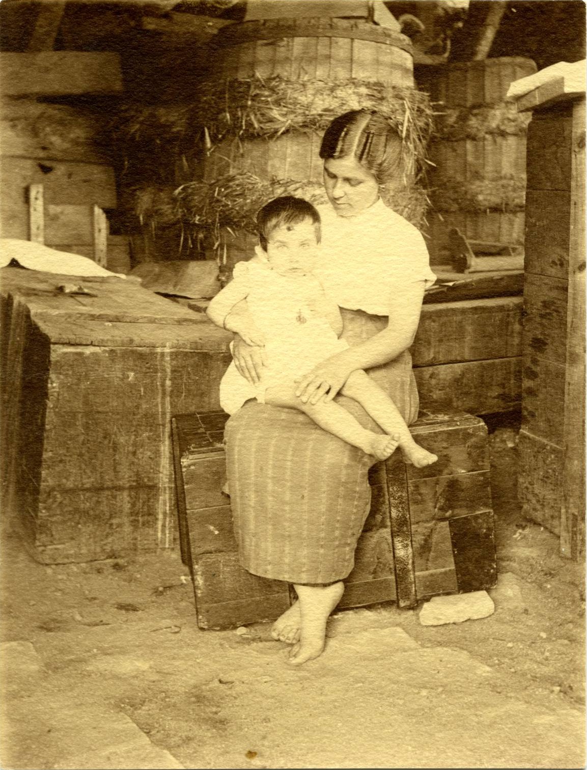 o.-Mujer pescadora sentada con el niño en brazos