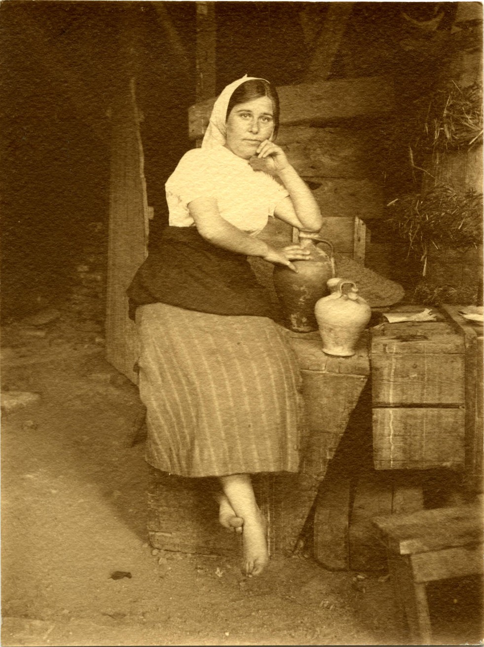 s.-Mujer pescadora sentada