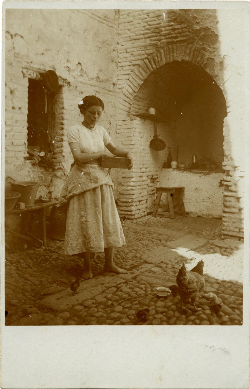 zc.-Retrato de una joven alimentando gallinas