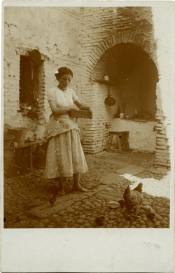 zc.-Retrato de una joven alimentando gallinas