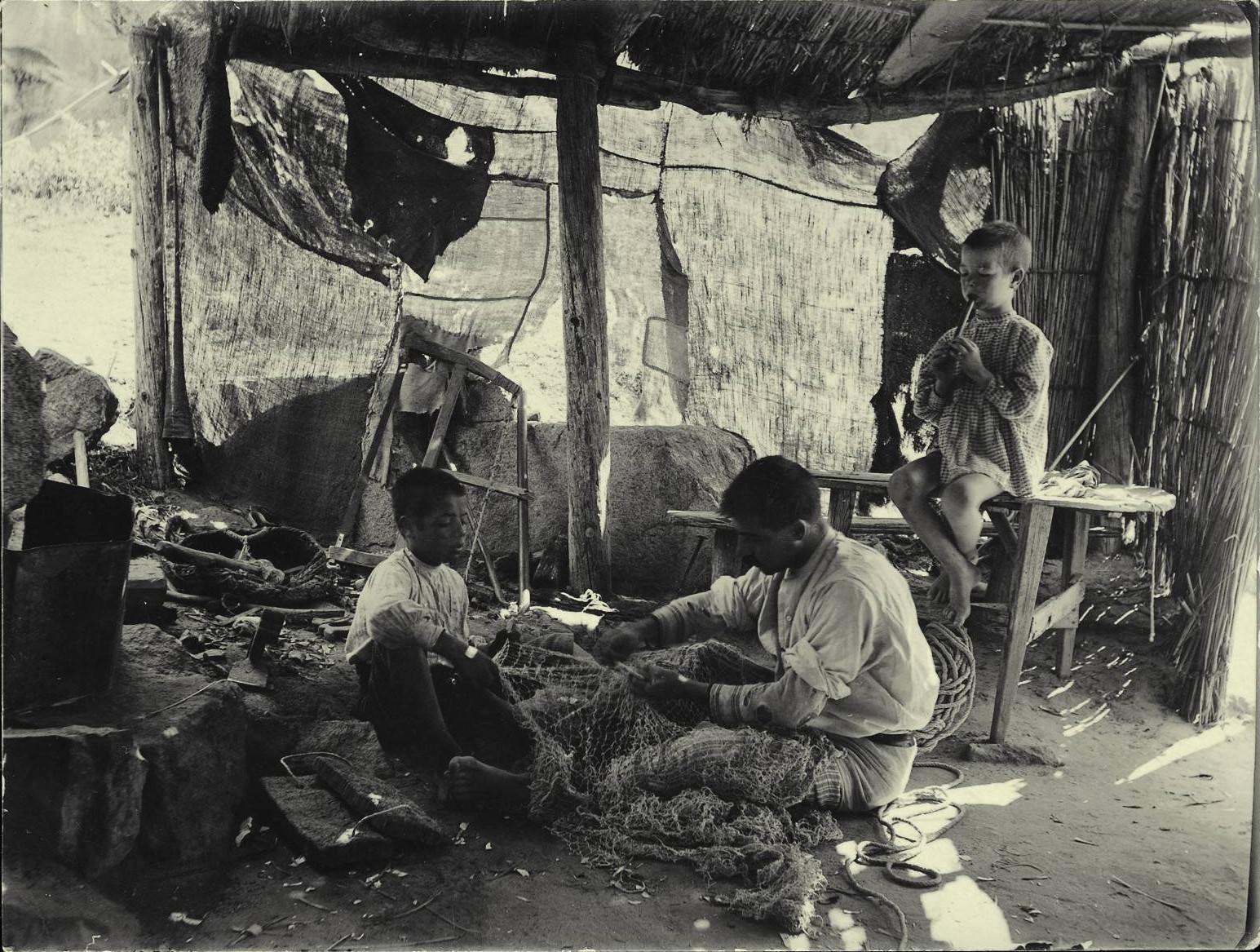 o.-Escena de trabajo en una cabaña de pescadores