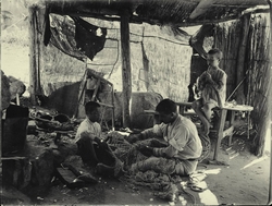 o.-Escena de trabajo en una cabaña de pescadores