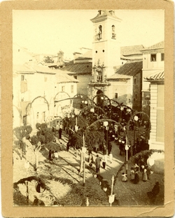 g.-Procesión en la Plaza de San Justo