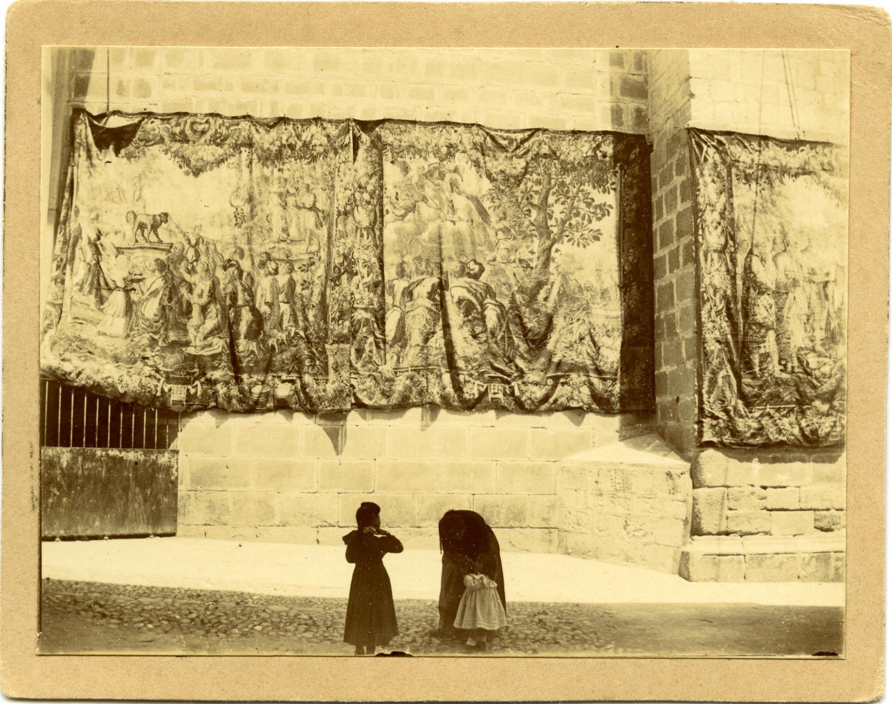 k.-Tapices adornando el exterior de la Catedral de Toledo