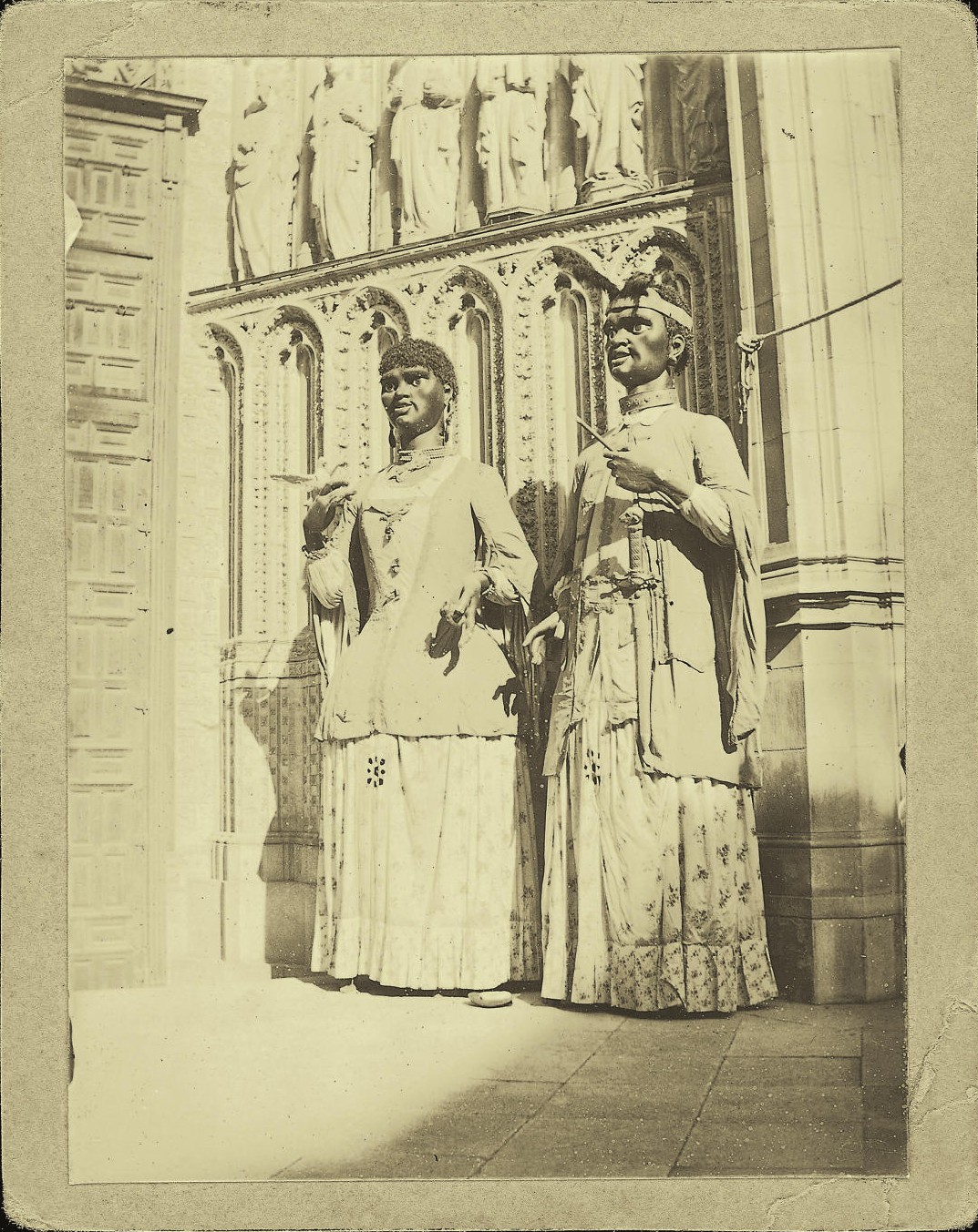 b.-Gigantones en la Puerta del Perdón de la Catedral