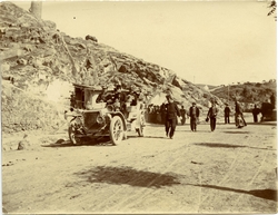 f.-El Rey Alfonso XIII, camino de la estación (15-01-1908)