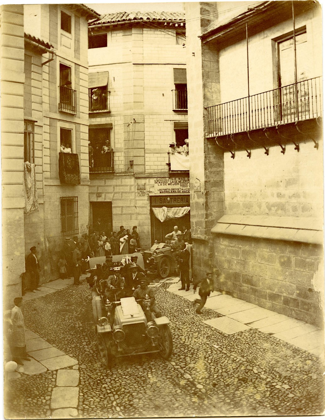 g.-El Rey Alfonso XIII, bajando al Palacio Arzobispal( 1908)