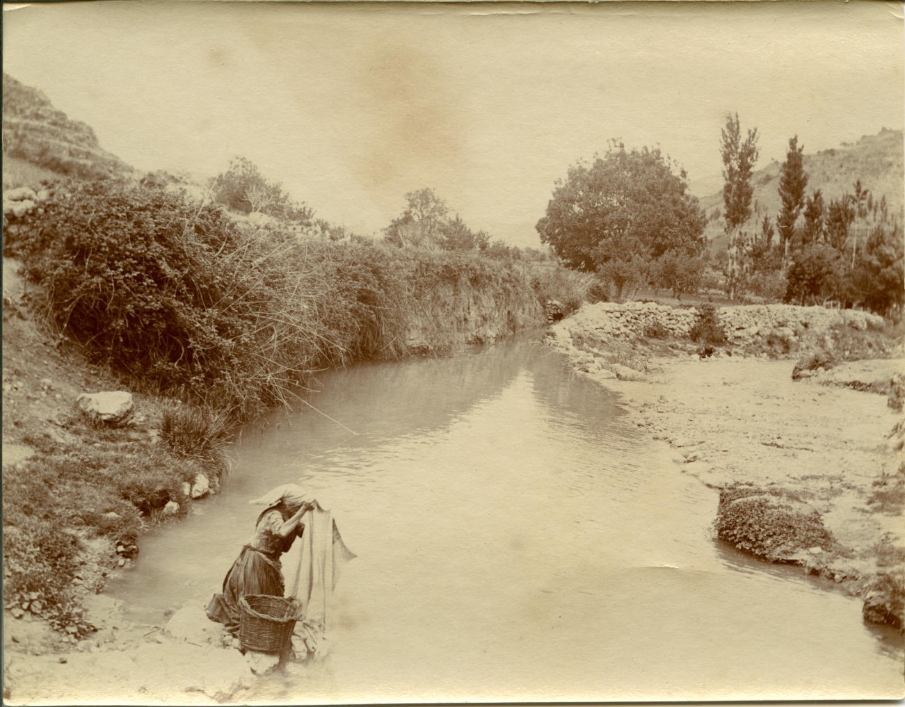 v.-Mujer lavando en las cercanías de Alcaraz (Albacete)