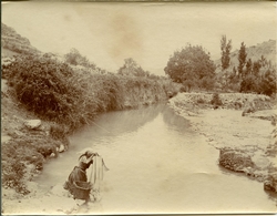 v.-Mujer lavando en las cercanías de Alcaraz (Albacete)