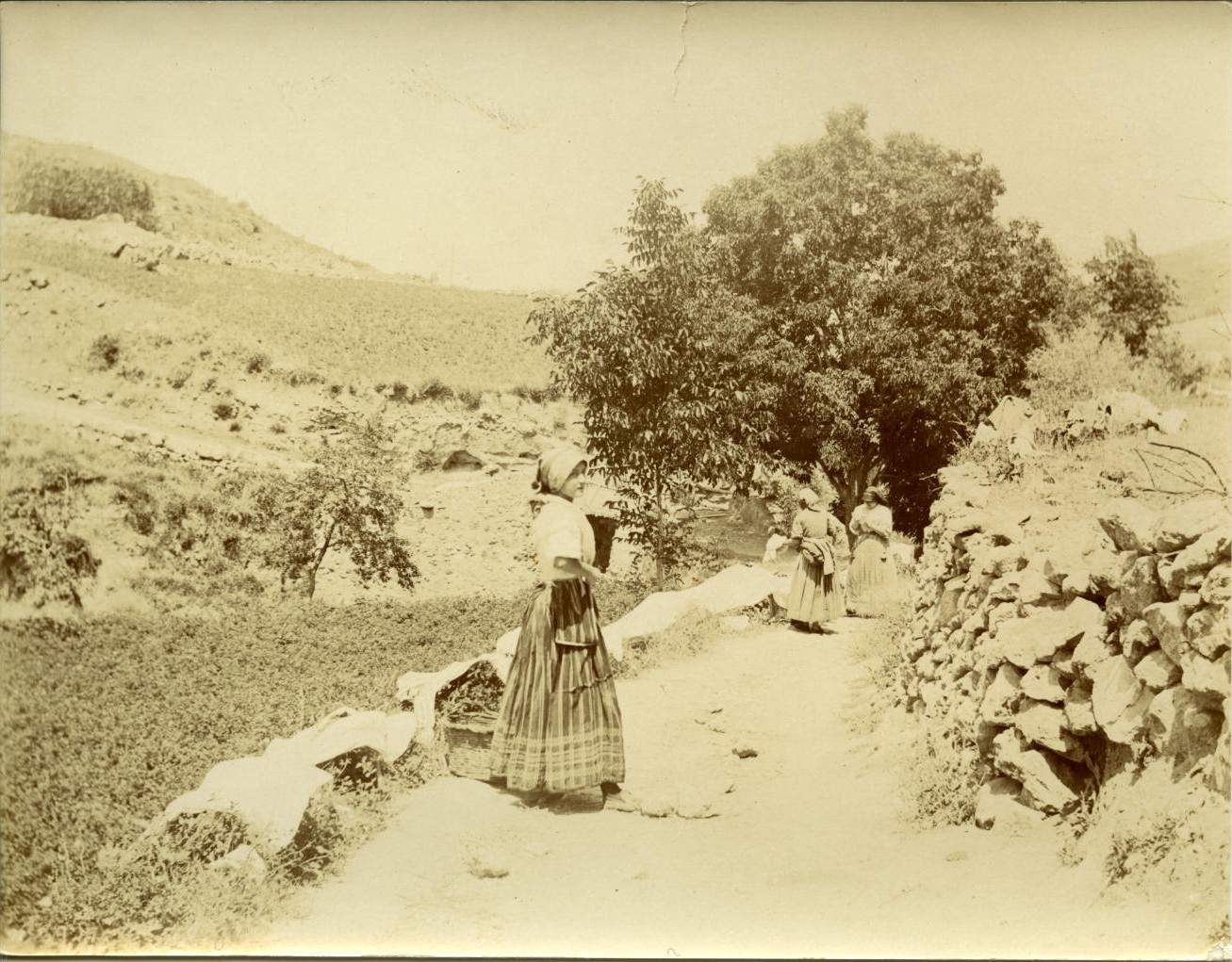 x.-Mujeres lavando en las cercanías de Alcaraz (Albacete)