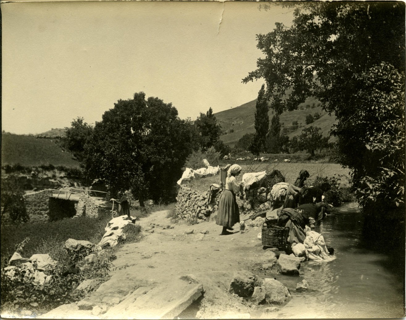 y.-Mujeres lavando en las cercanías de Alcaraz (Albacete)