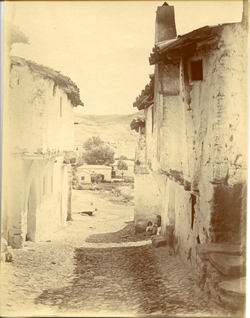 za.-Vista de una de las calles de Alcaraz (Albacete)