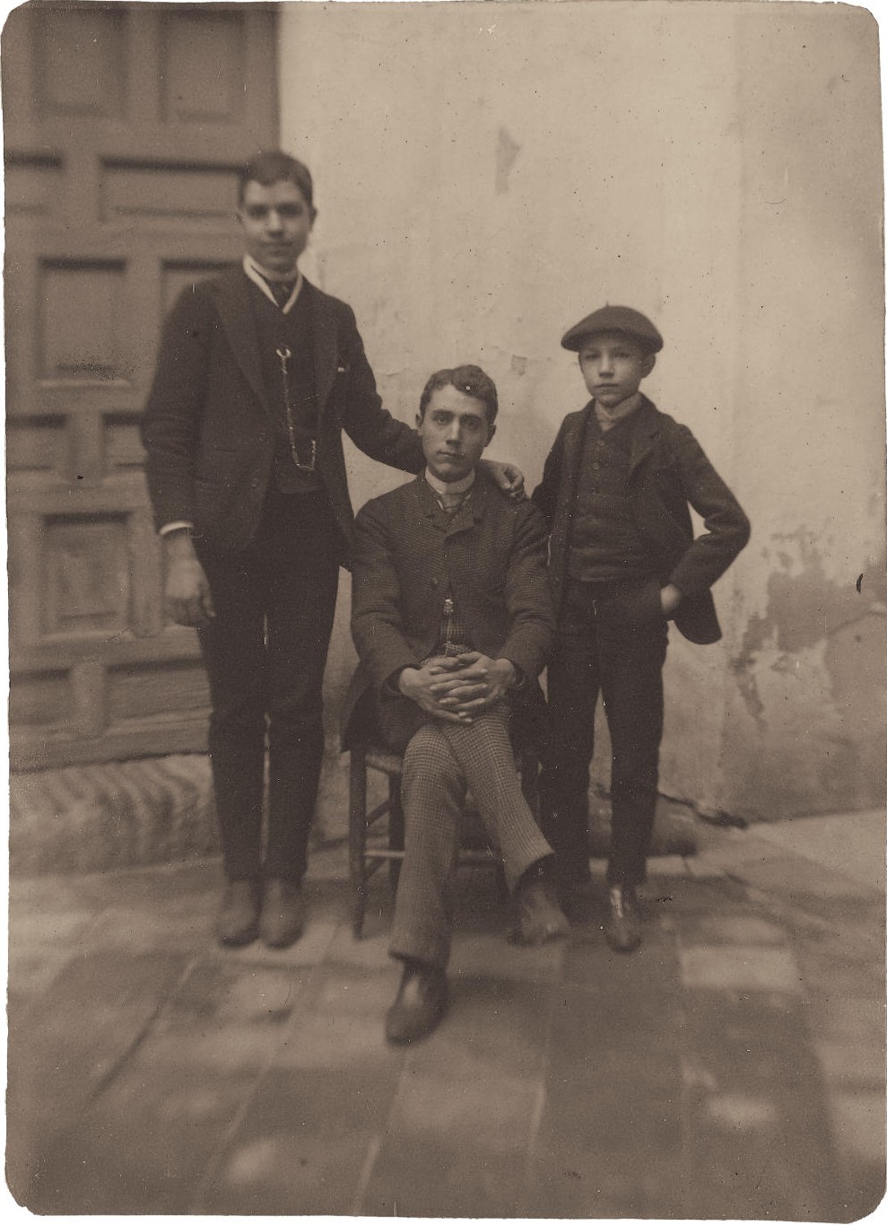 h.-El pintor con sus hermanos. José Joaquín y Ladislao 1891*