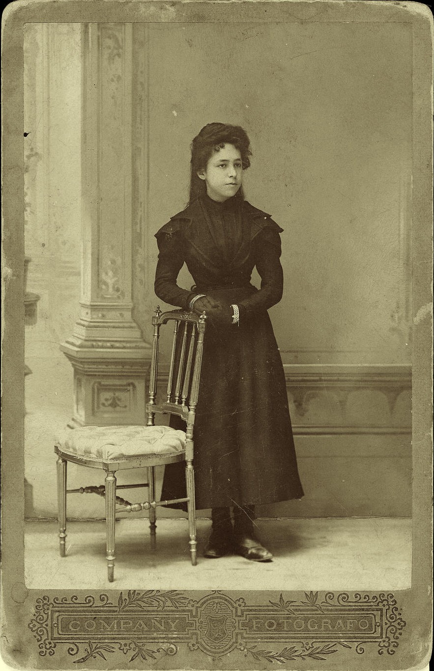 l.-Cecilia García Pardo, esposa del pintor. Año 1900*