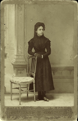 l.-Cecilia García Pardo, esposa del pintor. Año 1900*