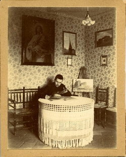 p.-Marcelino, hermano del pintor, en la casa familiar. 1907