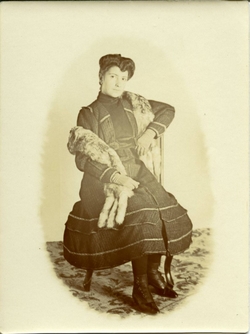 zp.-Emilia, sobrina del pintor en el domicilio familiar 1913