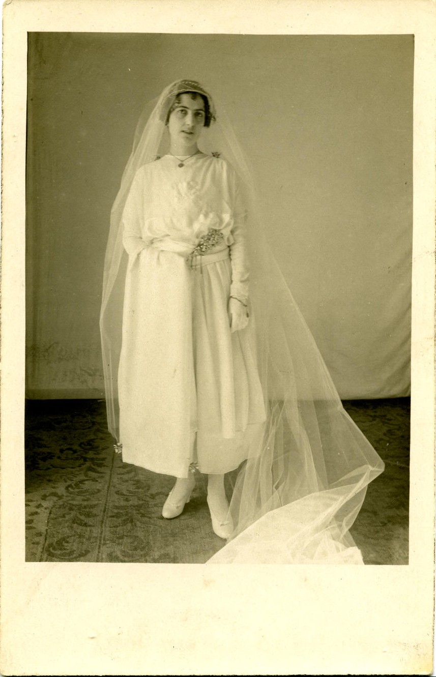 zs.-Emilia, sobrina del pintor, de novia 1921