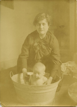 t.-La hija del pintor bañada por su tía Juana Arjona 1918