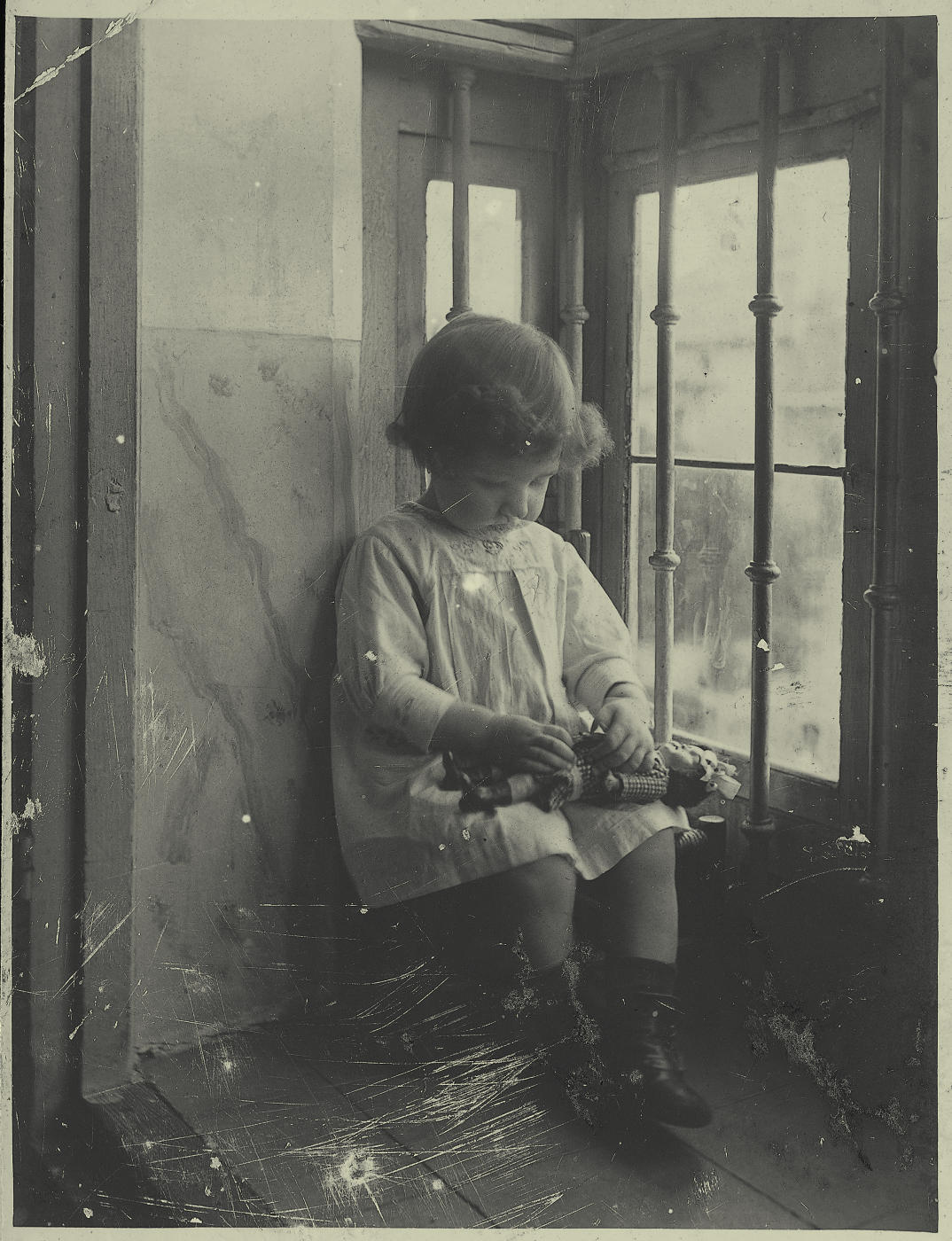 u.-Antonia Román jugando con su muñeca 1920