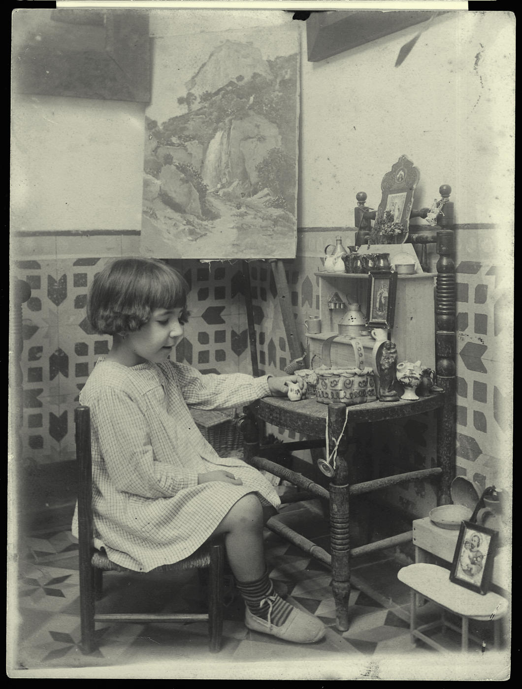 y.-Antonia, hija del pintor, en la casa familiar 1922