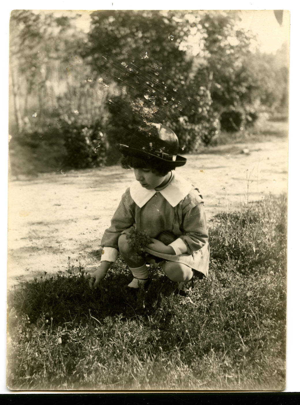 za.-Antonia, hija del pintor, en el Jardín Escolar 1923