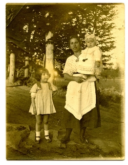 z.-Los hijos del pintor con una niñera 1922
