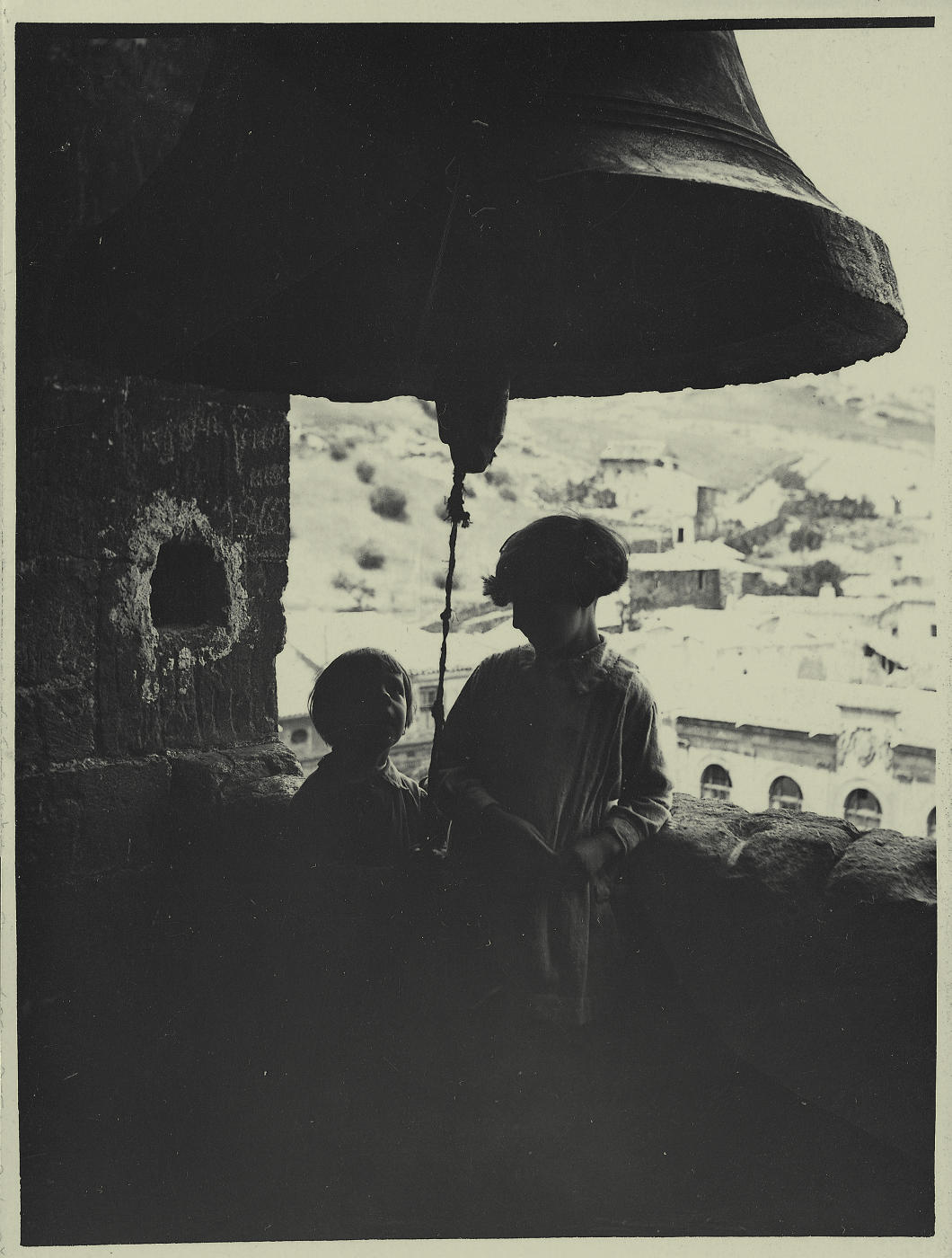 zd.-Pedro y Antonia en la torre de Trinidad de Alcaraz 1925