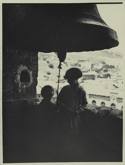 zd.-Pedro y Antonia en la torre de Trinidad de Alcaraz 1925