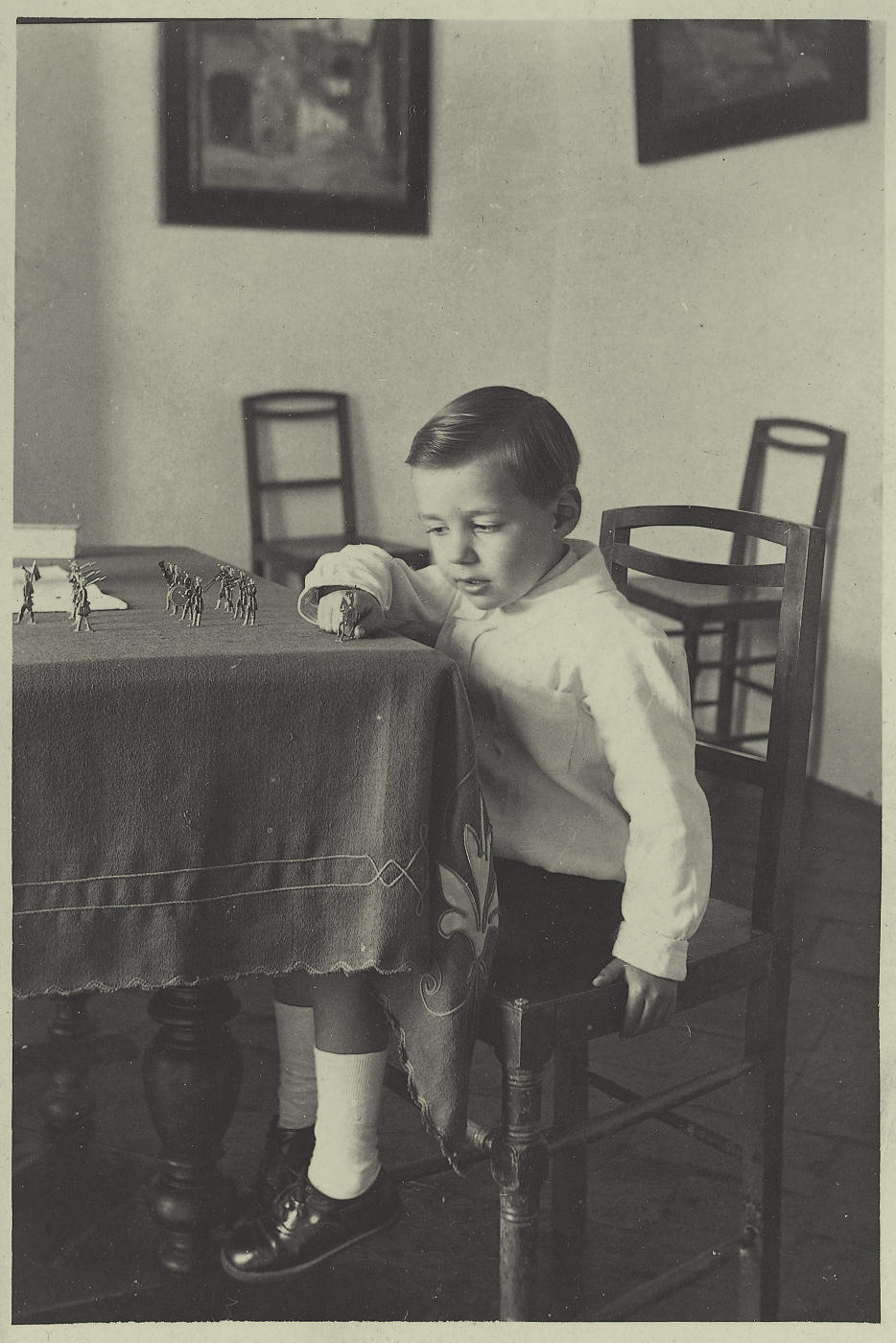 zf.-Pedro, hijo del pintor, en el domicilio familiar en 1927