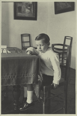 zf.-Pedro, hijo del pintor, en el domicilio familiar en 1927