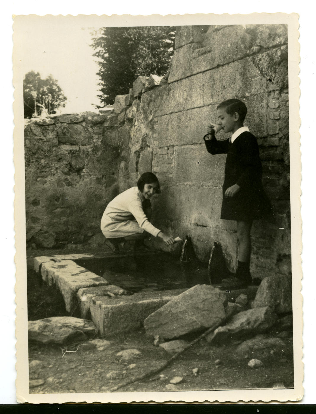 zi.-Los hijos del pintor en la Fuente de Loches 1929
