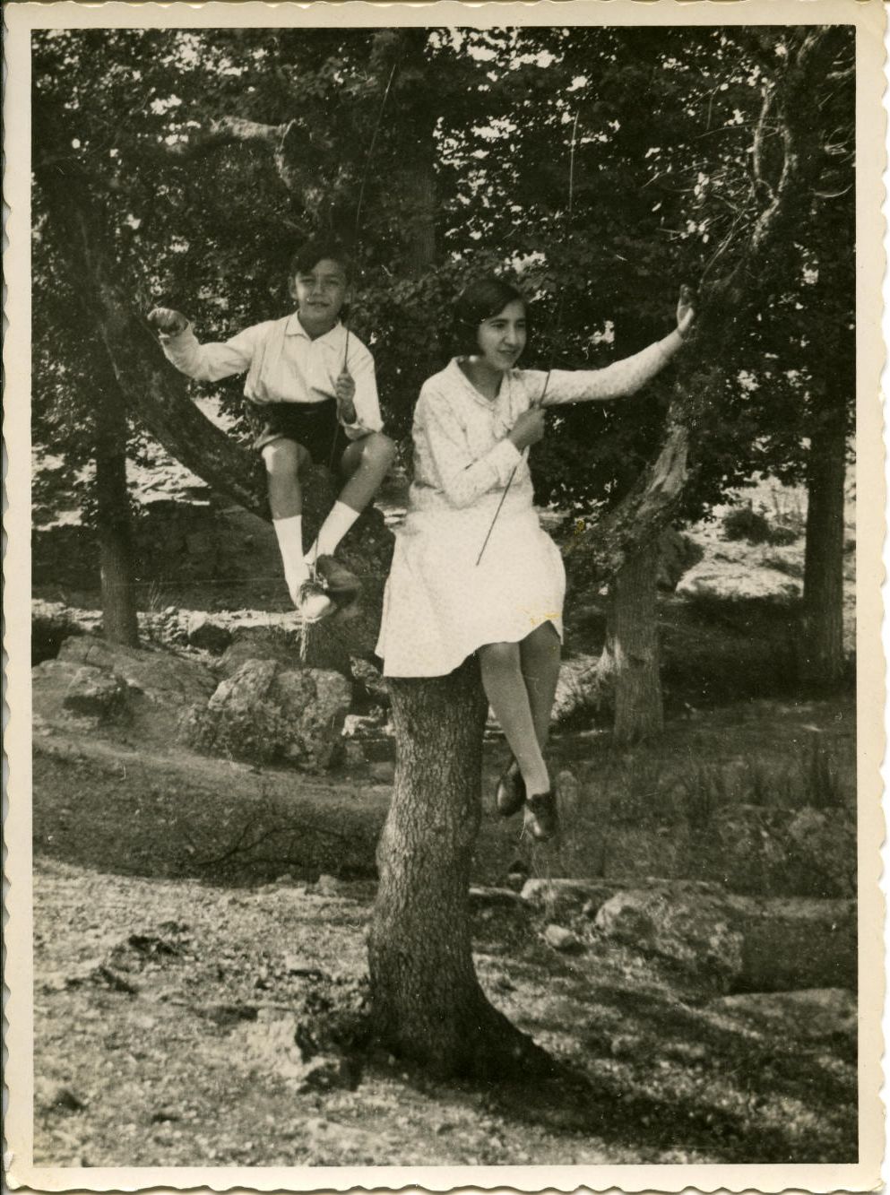 zj.-Los hijos del pintor en la finca de Luis Urquijo 1930