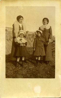 zñ.-La sobrina del pintor y otra joven con dos niñas