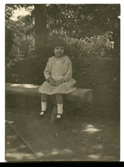 v.-La hija del pintor en el Jardín Escolar