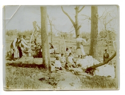 zd.-Grupo de personas en el campo. Barrio de Azucaica