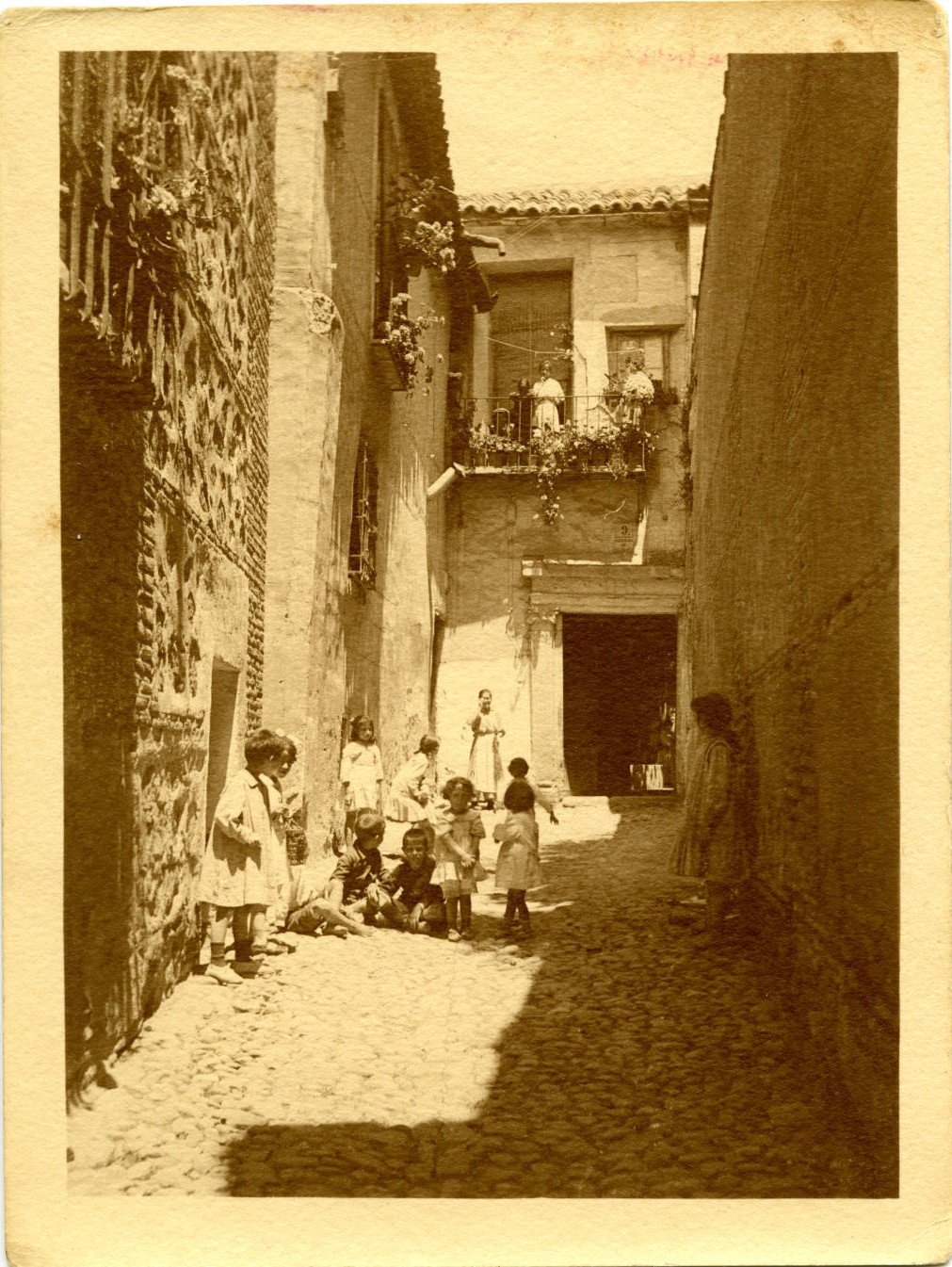 u.-Niños jugando en el callejón del Naranjo 