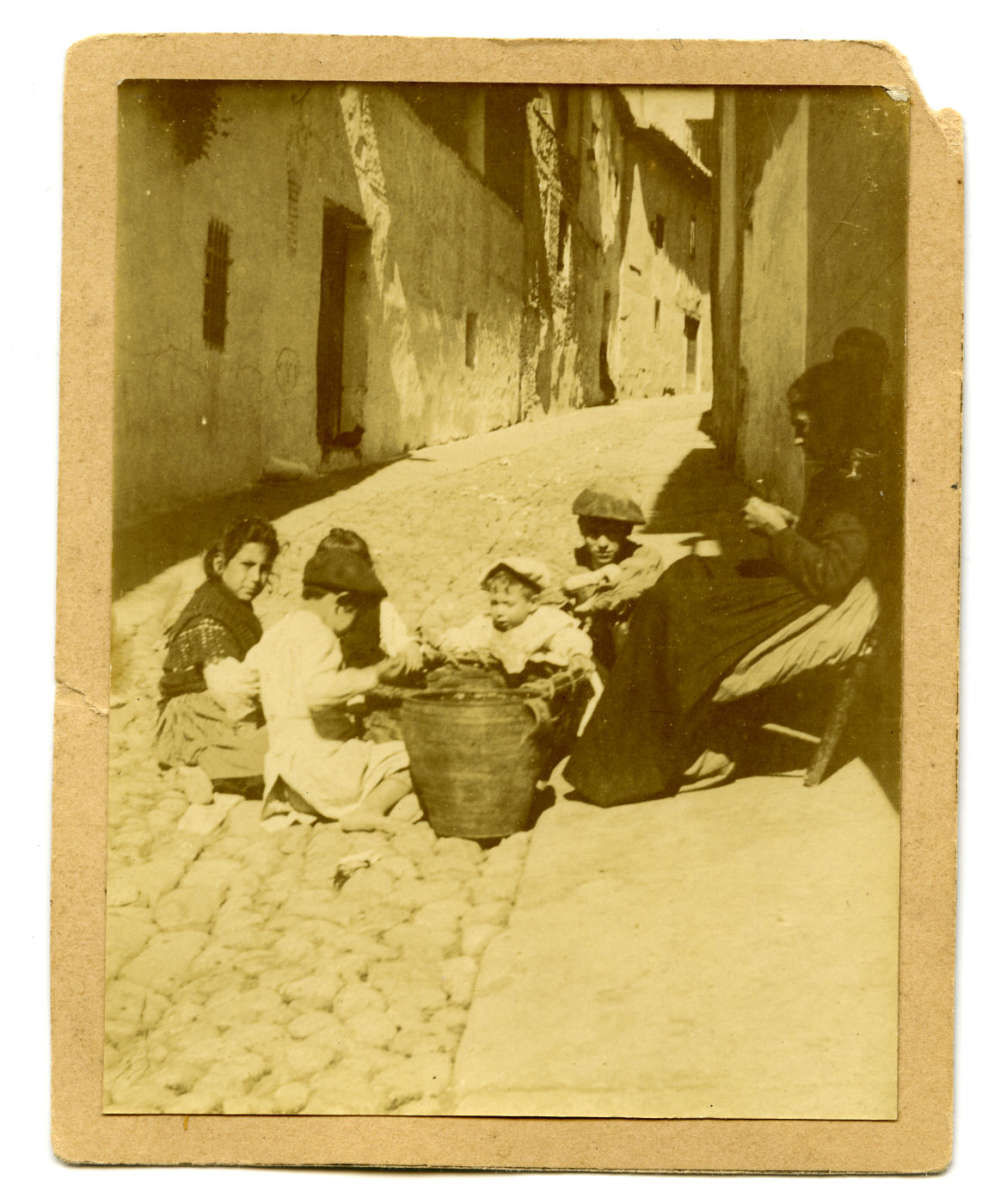 r.-Mujer y niños en una calle de Alcaraz (Albacete)