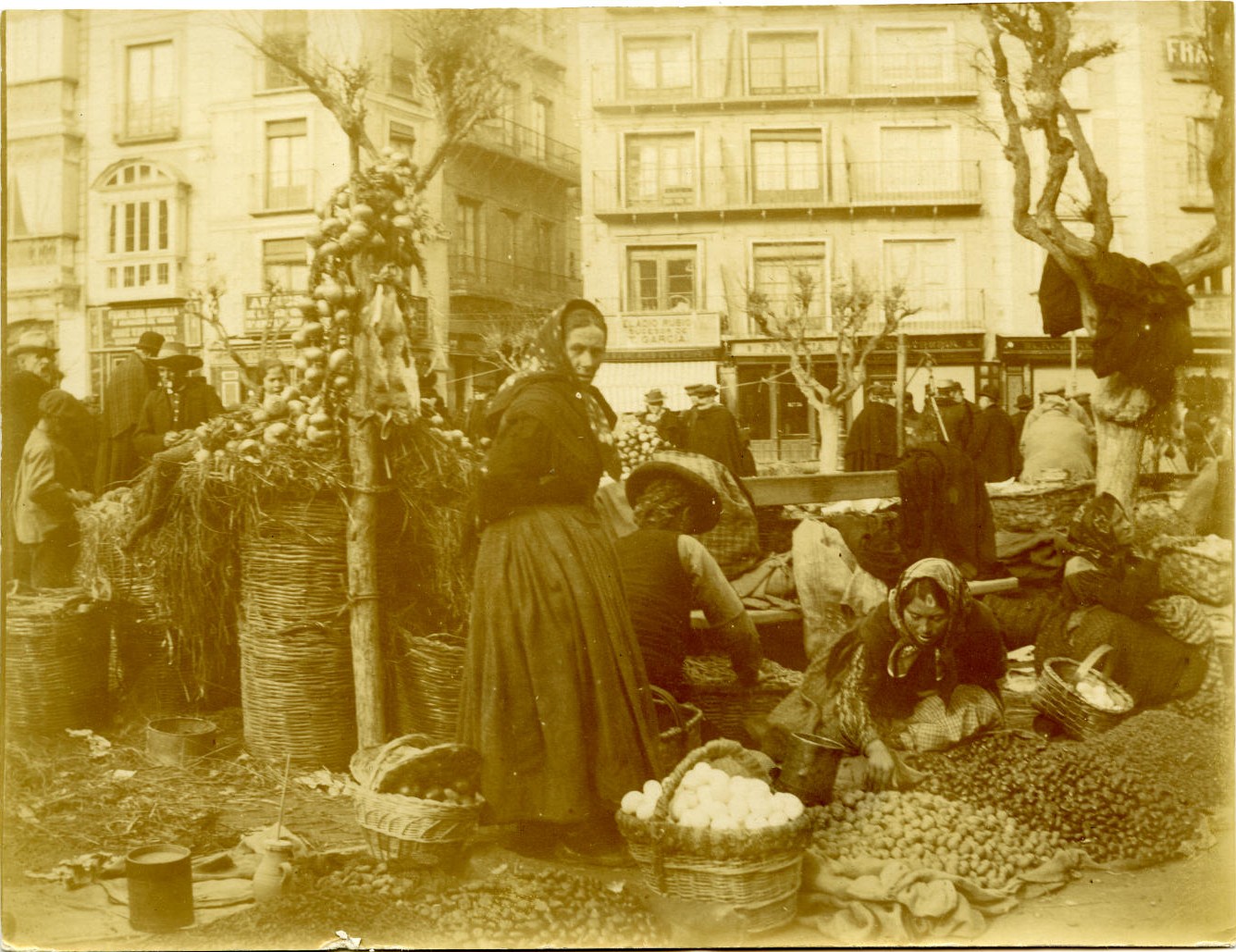m.-Mujeres bargueñas en el Mercado del Martes