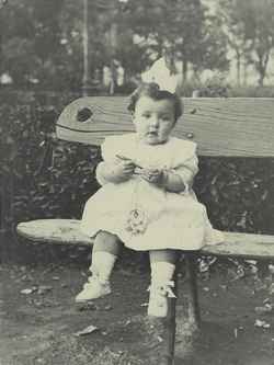 s.-María Donas-García, sobrina, en el Jardín Escolar