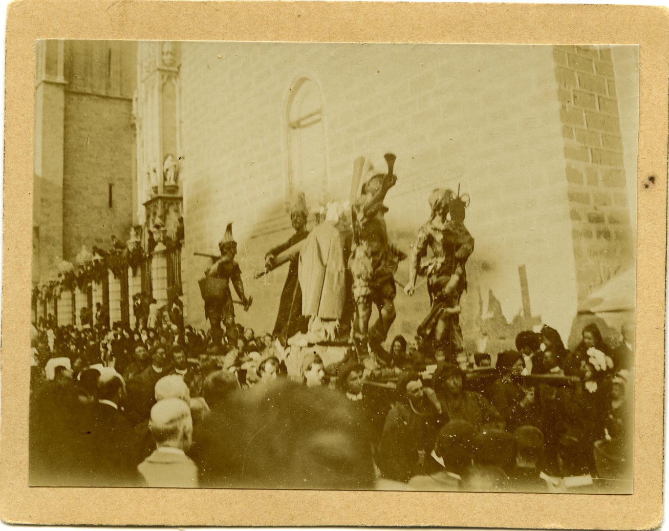 j.-Cofraderos llevando la Imagen del Cristo ante la Catedral