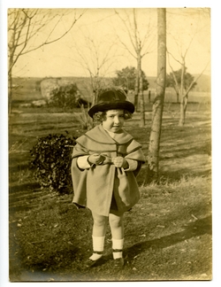 v.-Hija del pintor en torno al Circo Romano de Toledo 1921