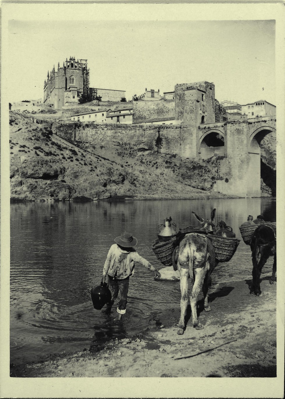 b.-Azacán cogiendo agua junto al Puente de San Martín