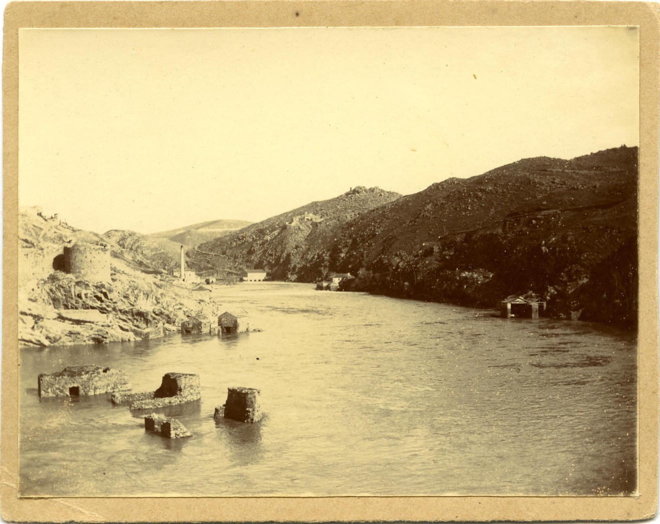 m.-Panorámica de varios molinos en el río