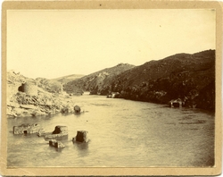 m.-Panorámica de varios molinos en el río