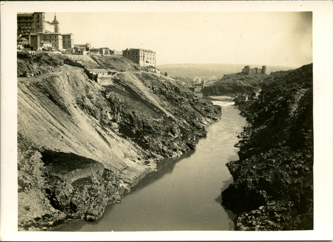 y.-Panorámica del río